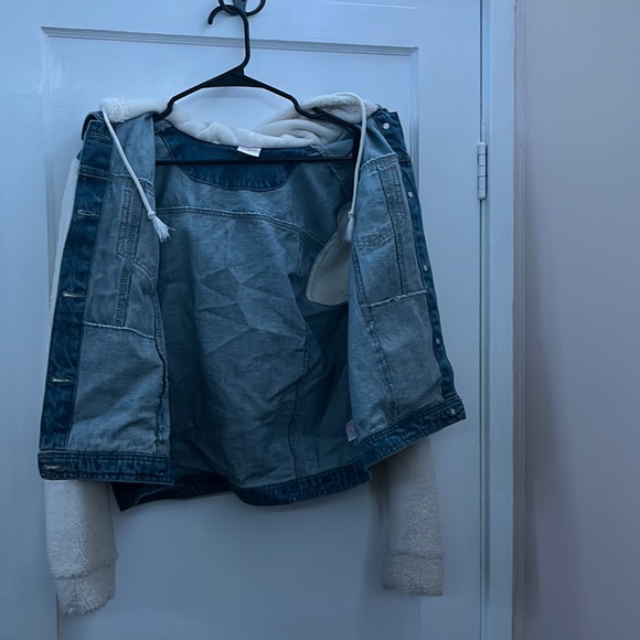 Jean jacket with white sleeves and white hoodie - Picture 3 of 4